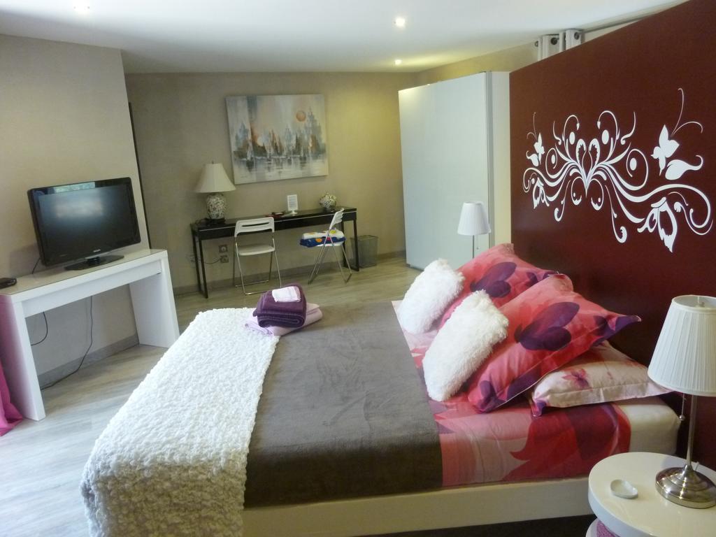 Au Mas De Gamet Bed & Breakfast Théminettes Екстериор снимка